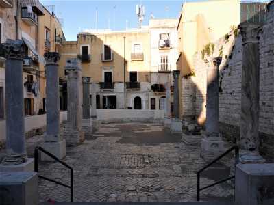 Ci dirigiamo ora verso i resti di Santa Maria del Buonconsiglio. Era una chiesa barocca: fu demolita nel 1938 per volere dell�amministrazione Podestarile con il fine di migliorare la viabilit� e l�areazione in quella zona. Per fortuna durante i lavori furono trovati i pi� antichi resti della pavimentazione bizantina che fu lasciata a vista, ornata dalle colonne sopravvissute allo smantellamento